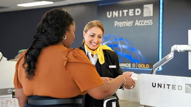 United Airlines' summer earnings and profit outlook top estimates, but revenue falls short