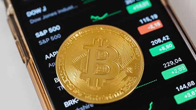 Bitcoin Slumps: Trump Euphoria Gives Way to Fed Wariness