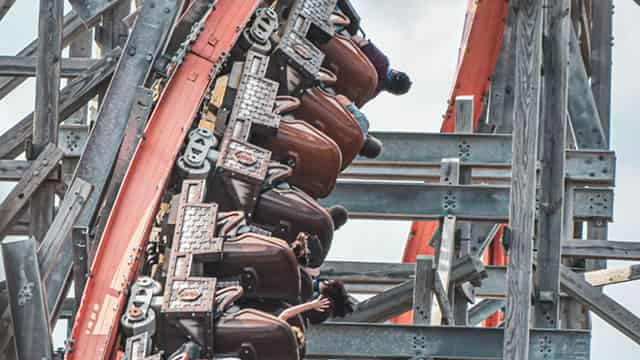 Six Flags' Stock Reflects Best-Case Scenario—Analyst Warns Of Growth & Cost Risks