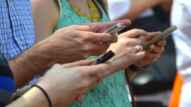 BlackBerry (BB) Stock Drops Despite Market Gains: Important Facts to Note