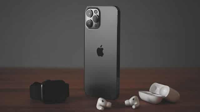 We're not expecting a good result or outlook from Apple's earnings, says D.A. Davidson's Gil Luria