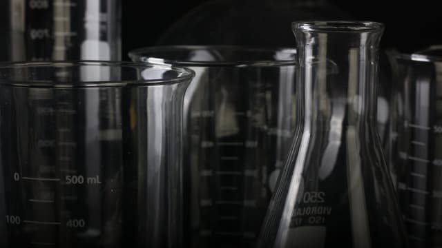 DuPont's Q3 Earnings Surpass Estimates on Higher Volumes