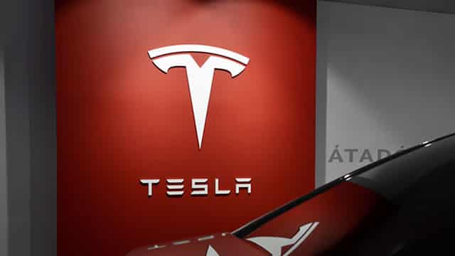 Tesla FSD fails to stop at a robotaxi protest in Austin