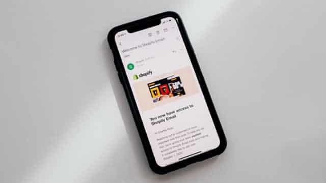 Shopify (SHOP) Stock Slides as Market Rises: Facts to Know Before You Trade