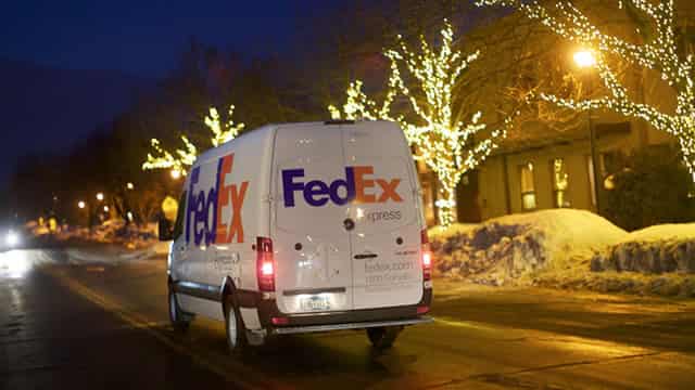 FedEx (FDX) Rises But Trails Market: What Investors Should Know