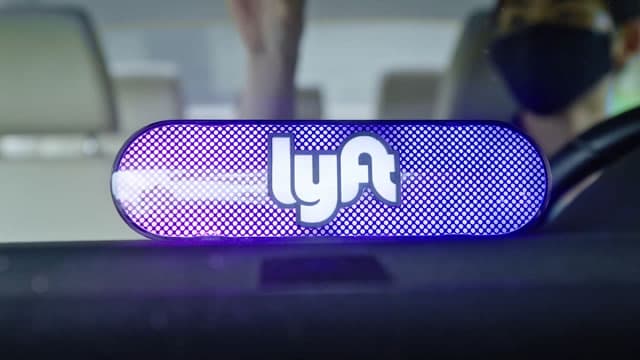 Lyft (LYFT) Stock Slides as Market Rises: Facts to Know Before You Trade