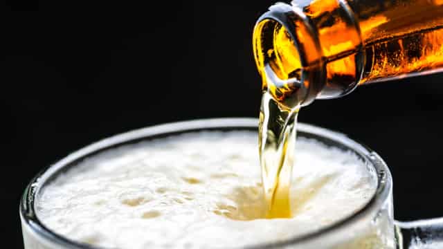 Molson Coors Trades Below 200 & 50-Day SMA: How to Play the Stock