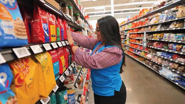 CNBC's Stock Draft 2025: Celebrity Chef and restauranteur Bobby Flay picks Walmart in first-round