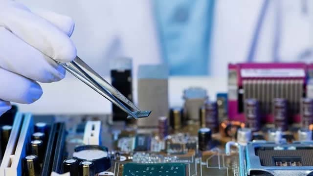 Alcon Shares in Switzerland Climb After Guidance Confirmation