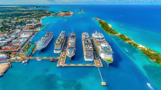 Royal Caribbean lifts full-year guidance on strong cruise bookings
