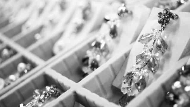 Are Investors Undervaluing Signet Jewelers (SIG) Right Now?