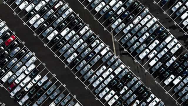 Rivian vs. Lucid: Which EV Stock Is Winning in 2025?