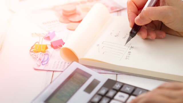 SLF Outperforms Industry, Trades at a Premium: How to Play the Stock