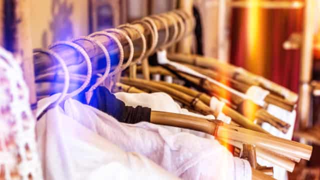 American Eagle Outfitters (AEO) Stock Falls Amid Market Uptick: What Investors Need to Know
