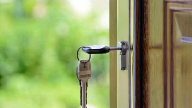 Zillow (Z) Q1 Earnings Lag Estimates