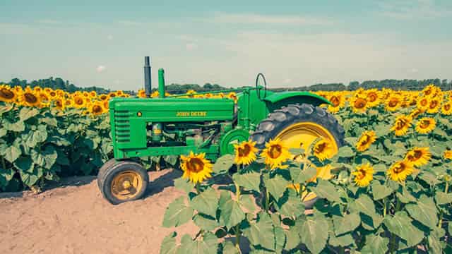 Here's Why Deere (DE) Gained But Lagged the Market Today