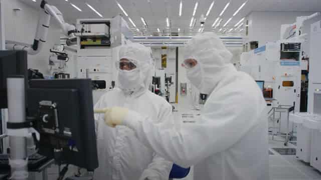 Applied Materials Stock Plunges 17% in 3 Months: Time to Hold or Fold?