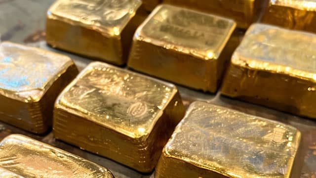 Gold Down Over 1%; Signet Shares Fall After Q3 Results