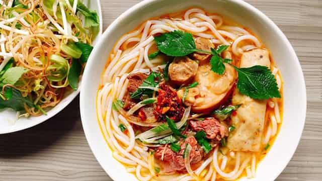 Noodles & Company to close more locations: Doomed list now up to 21 as restaurant chains trim down in 2025