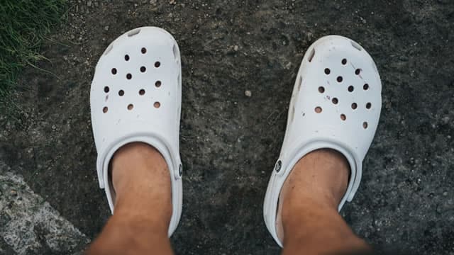 Fund Exits $50 Million Crocs Stake as Guidance Weakens and Operating Trends Cool