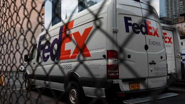 FedEx (FDX) Rises But Trails Market: What Investors Should Know