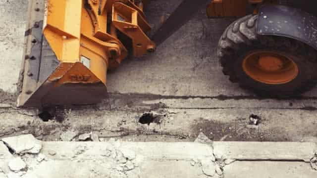 US construction spending slips in March, manufacturing slump deepens in April amid tariff headwinds