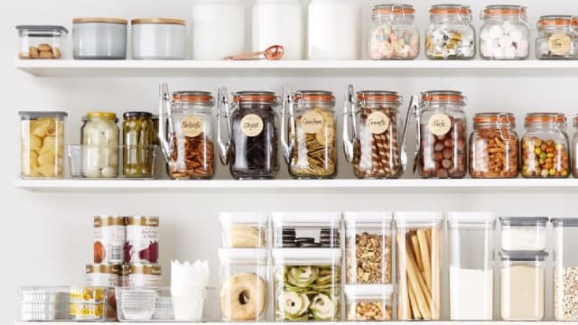 Silgan Beats Q3 Earnings Estimates, Trims '25 Outlook on Low Volumes