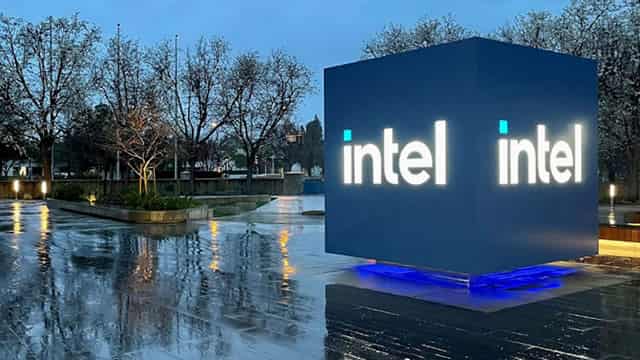 Intel attracts interest for test chips using new manufacturing process