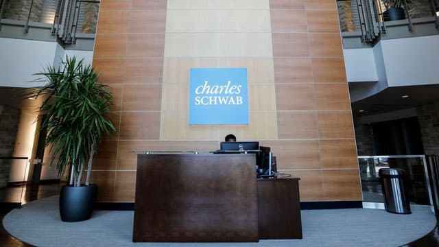 Strong Trading Activity & Rates to Drive Schwab's Q3 Earnings