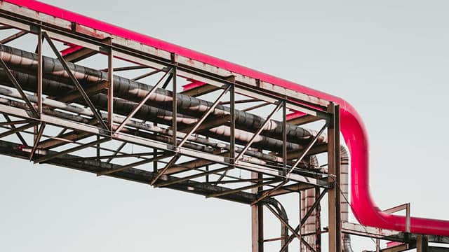 Oil Edges Higher Amid Supply Chain Disruption