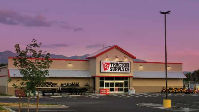 Tractor Supply Updates Long-Term Financial Targets, Announces Stock Split