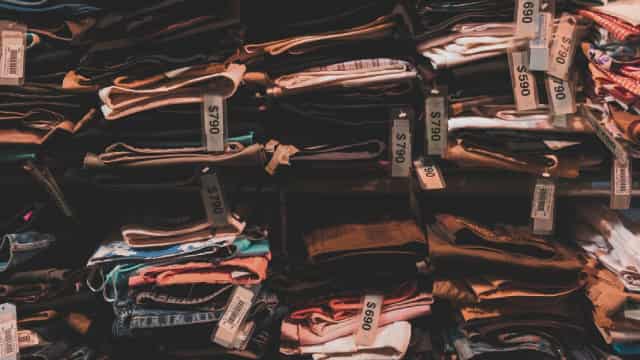 MAKSY vs. WMT: Which Stock Should Value Investors Buy Now?