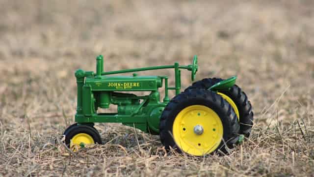 Deere Q1 Earnings Top Estimates, Sales Fall Y/Y on Low Volumes