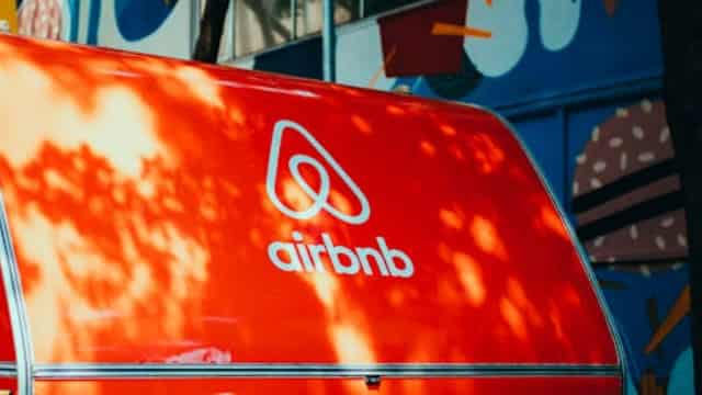 Airbnb, Inc. (ABNB) Stock Falls Amid Market Uptick: What Investors Need to Know