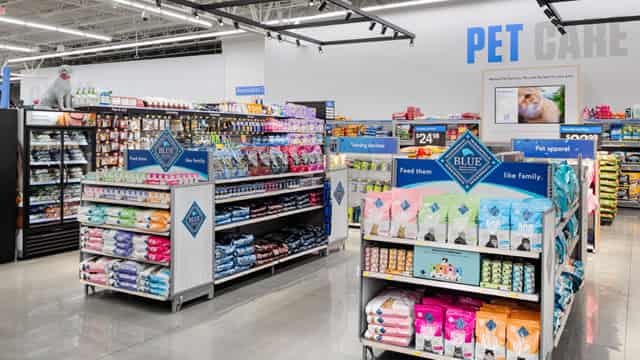 People very focused on pricing now to the disadvantage of some retailers, says Fmr. Walmart CEO