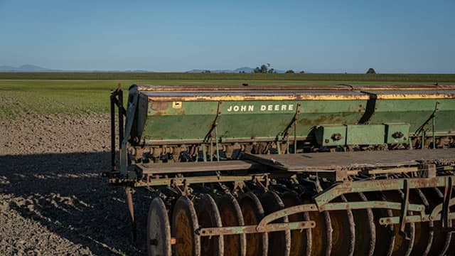 Deere Becomes Oversold