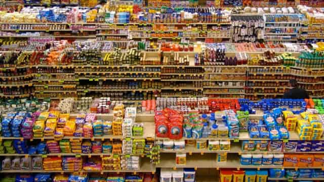 Walmart vs. Kroger: Which Retail Giant is the Smarter Buy Today?