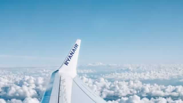 Ryanair to raise bonus to €2.50 for staff who spot oversized cabin bags