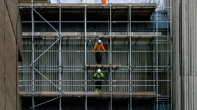 Builders ramp up price cuts on new homes to five-year high. They're hoping a rate cut will rescue them.