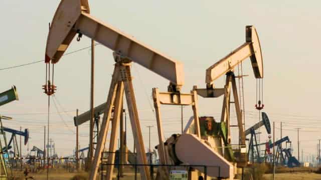 Oil Market 2025: Volatility Looms, 3 Resilient Stocks to Watch