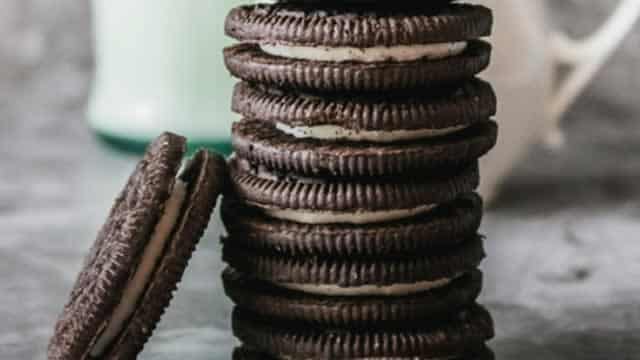 Mondelez beats first-quarter profit estimates