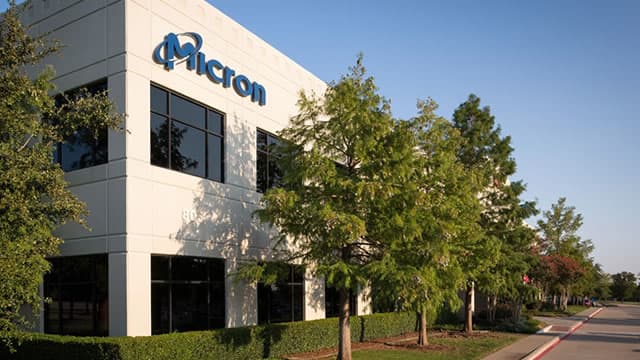 See How Money Flows Make Micron an Outlier