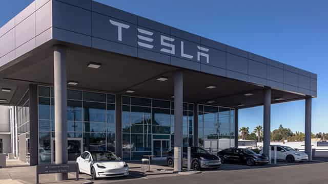 TSLA Recaptures Most 2025 Losses, Tariff Pause Bullish for Cybercab