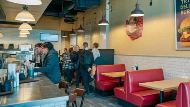 Fast-casual restaurants lean on loyalty programs to offset consumer pullback