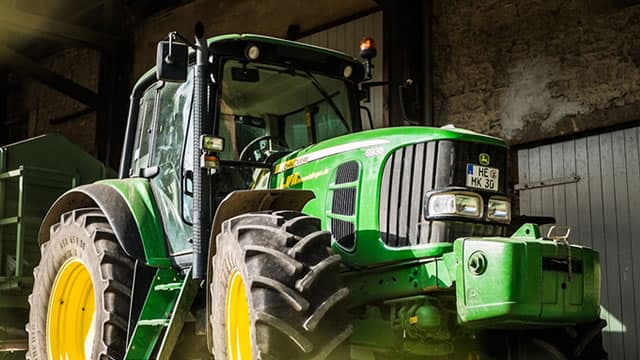 Is Trending Stock Deere & Company (DE) a Buy Now?