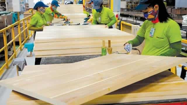 Weyerhaeuser Q1 Earnings Meet, Sales Beat Estimates, Both Fall Y/Y