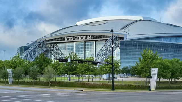 Can AT&T Benefit From EchoStar's Mid-Band Spectrum Deployment?