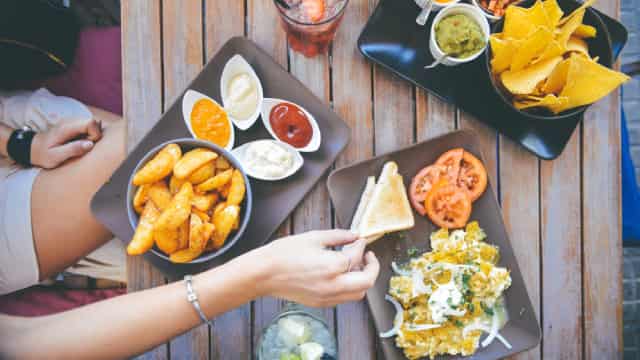 Cheesecake Factory (CAKE) Q1 Earnings and Revenues Surpass Estimates