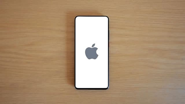 As Warren Buffett Continues to Trim Apple Stake, Should Investors Be Worried?