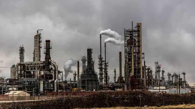 Oil News: Traders on Edge as Crude Demand Concerns and Global Risks Weigh on Prices